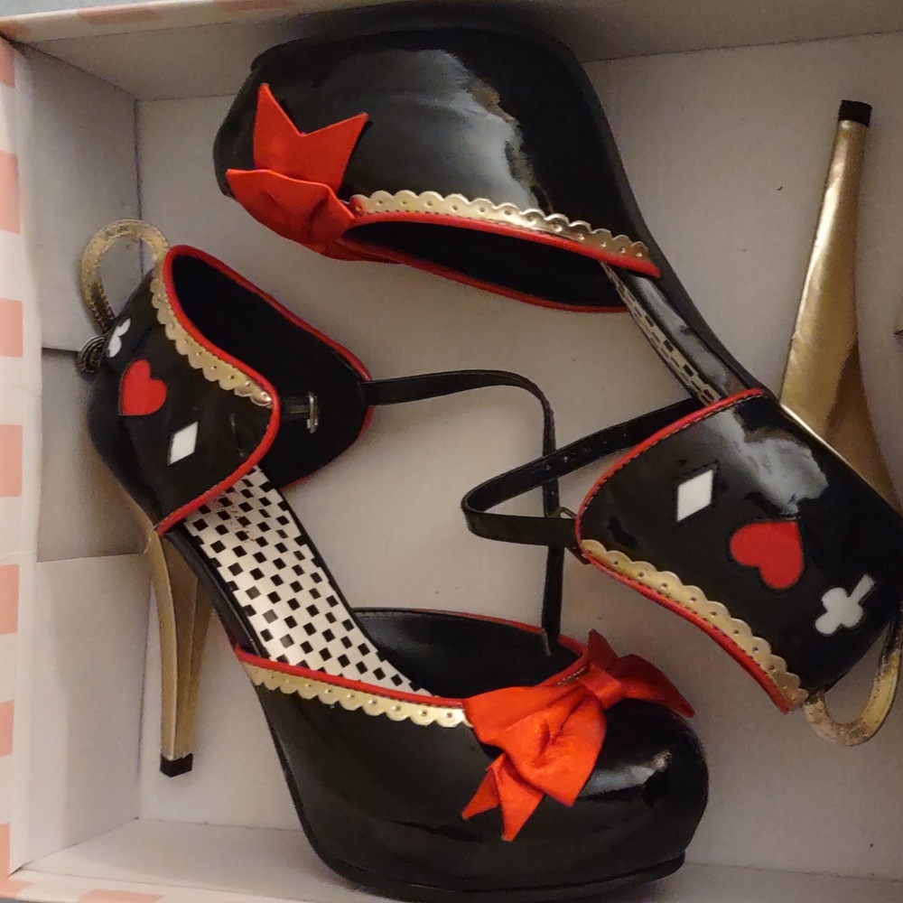 Legs Avenue Queen of Hearts Teacup heels